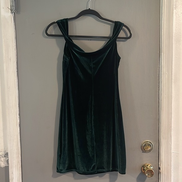 Urban Outfitters Off the‎ Shoulder Bodycon Mini Dress in Green Velvet Size L - Picture 10 of 10